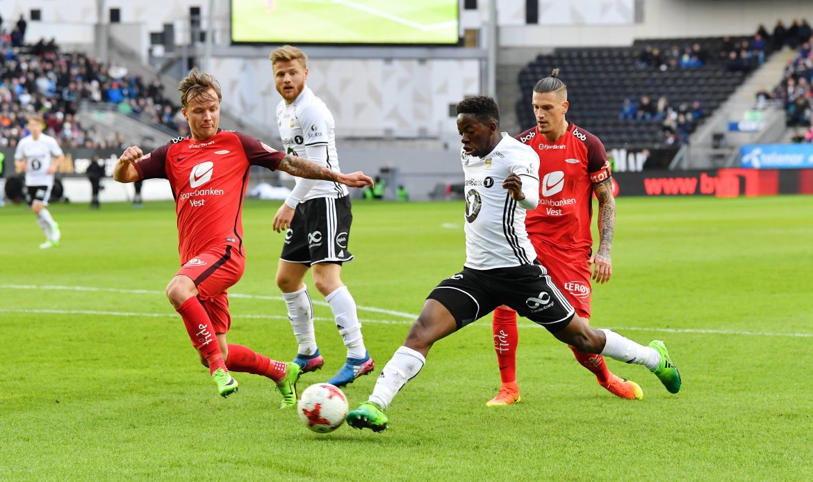 Mushaga Bakenga skyter like utenfor.