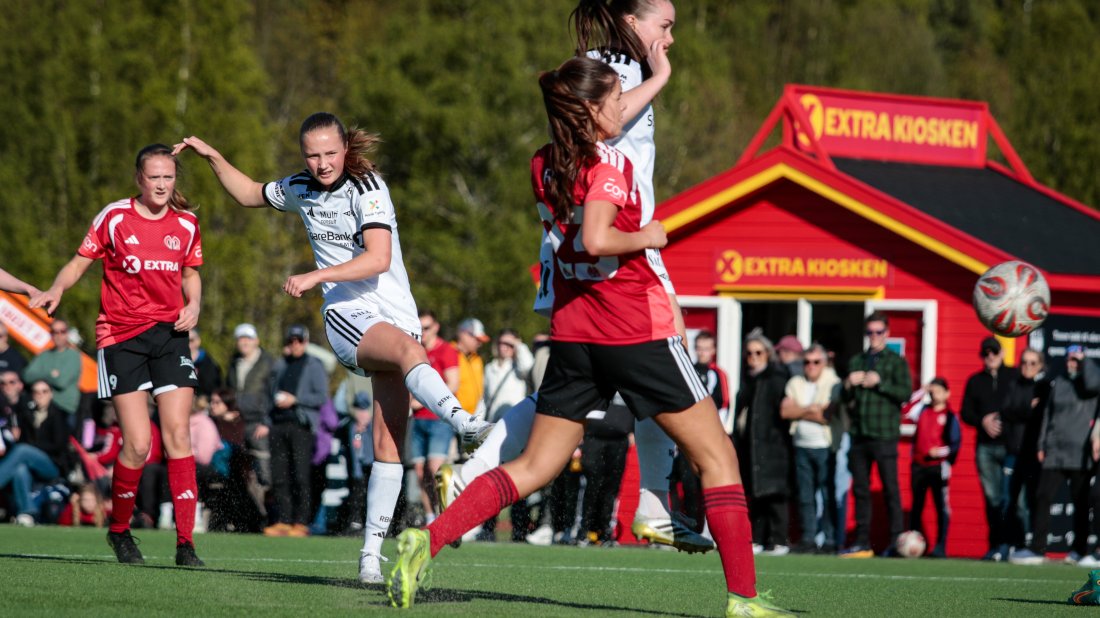 Karna Sæter Sødahl øker til 0–2 i det 10. minutt.