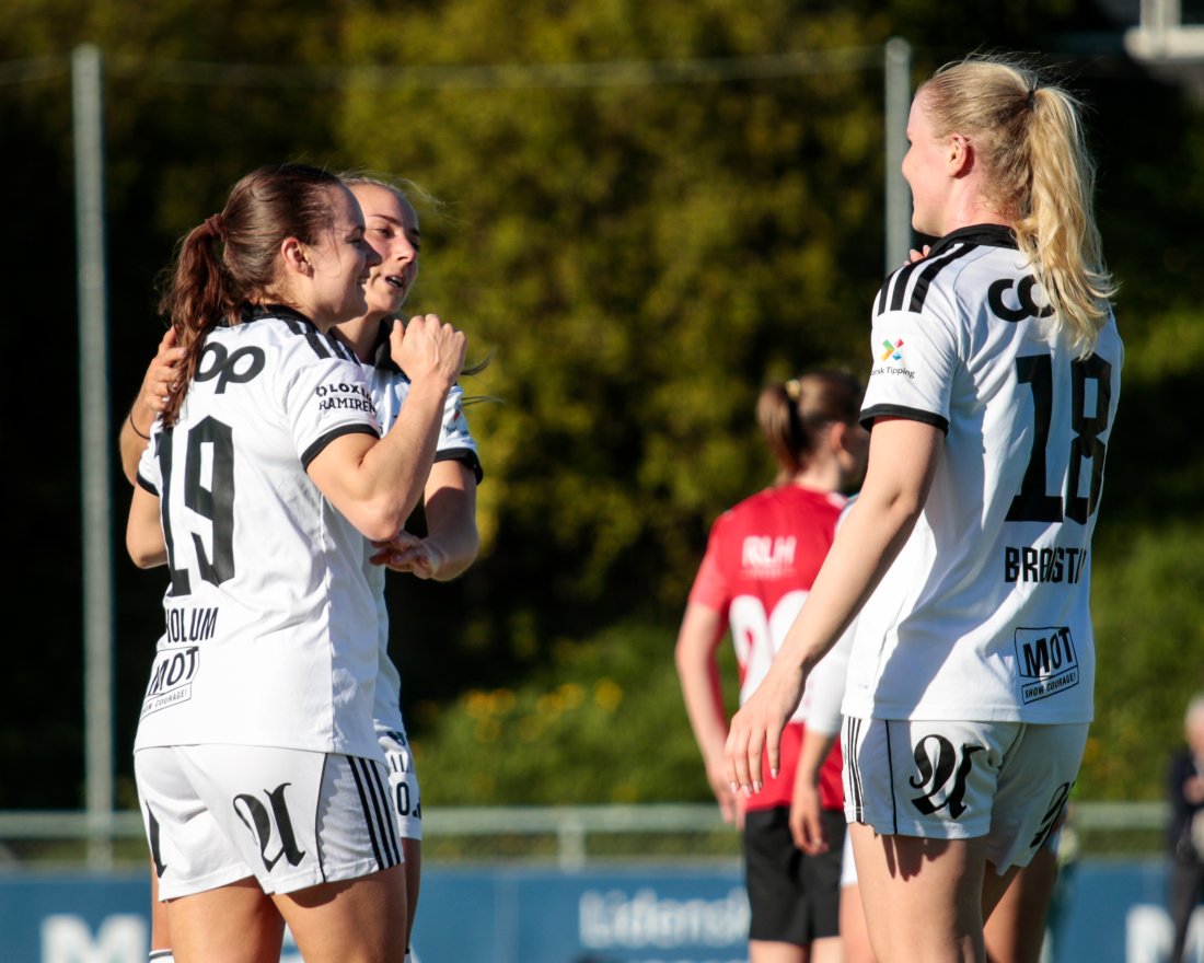 Rebecka Holum putter to mål på to minutter og det står 0–7.