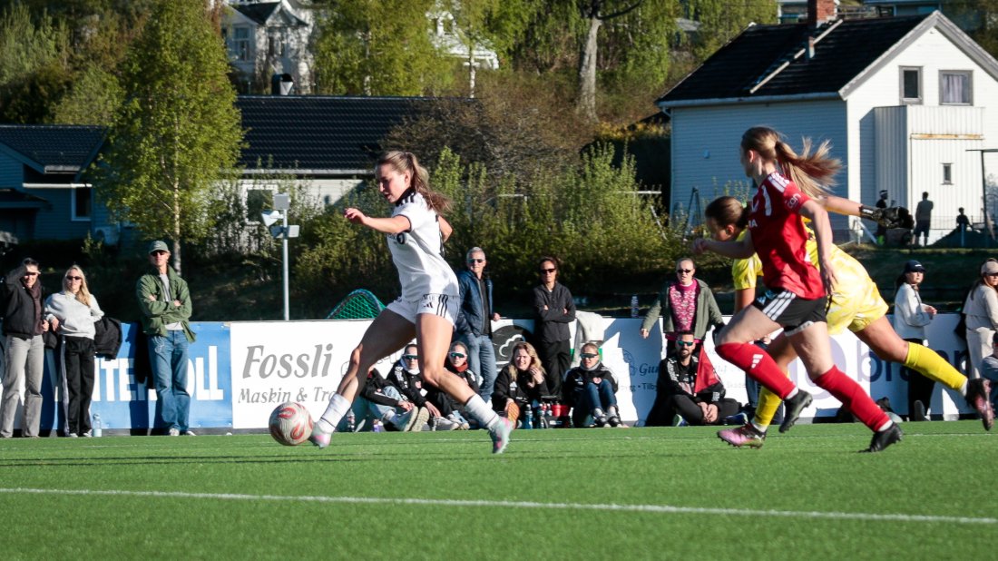 Synne Brønstad skrur inn et frispark og Rebecka Holum øker til 0-11, før Ine Berre triller inn det tolvte målet for Rosenborg.