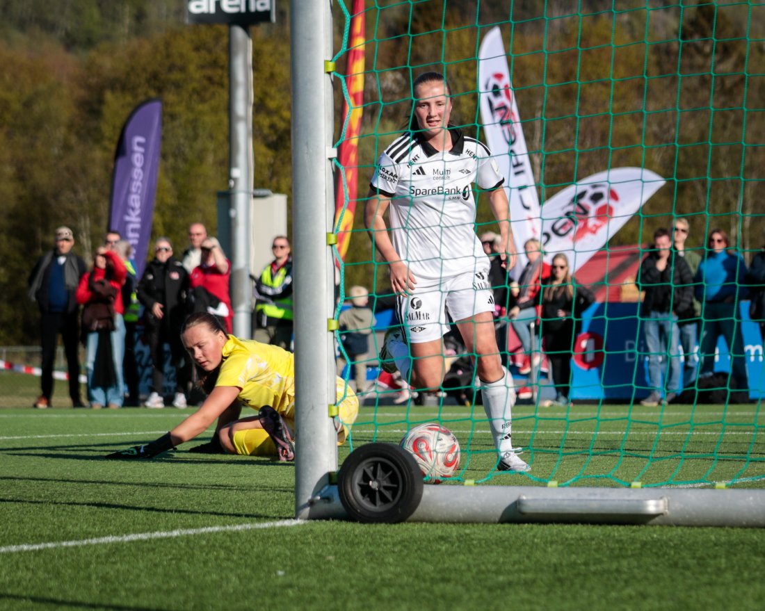 Karna Sødahl får en enkel jobb med å trille inn 0–4.