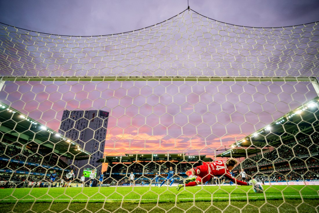 Sander Tangvik reddet et straffespark i sin Lerkendal-debut mot Stabæk i 2023.