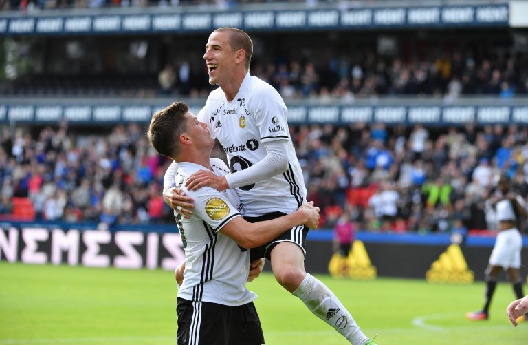Milan Jevtovic jubler etter å ha scoret 3-0 for Rosenborg og kaster seg i hendene på Pål Andre Helland. Foto : Arve Johnsen, Digitalsport