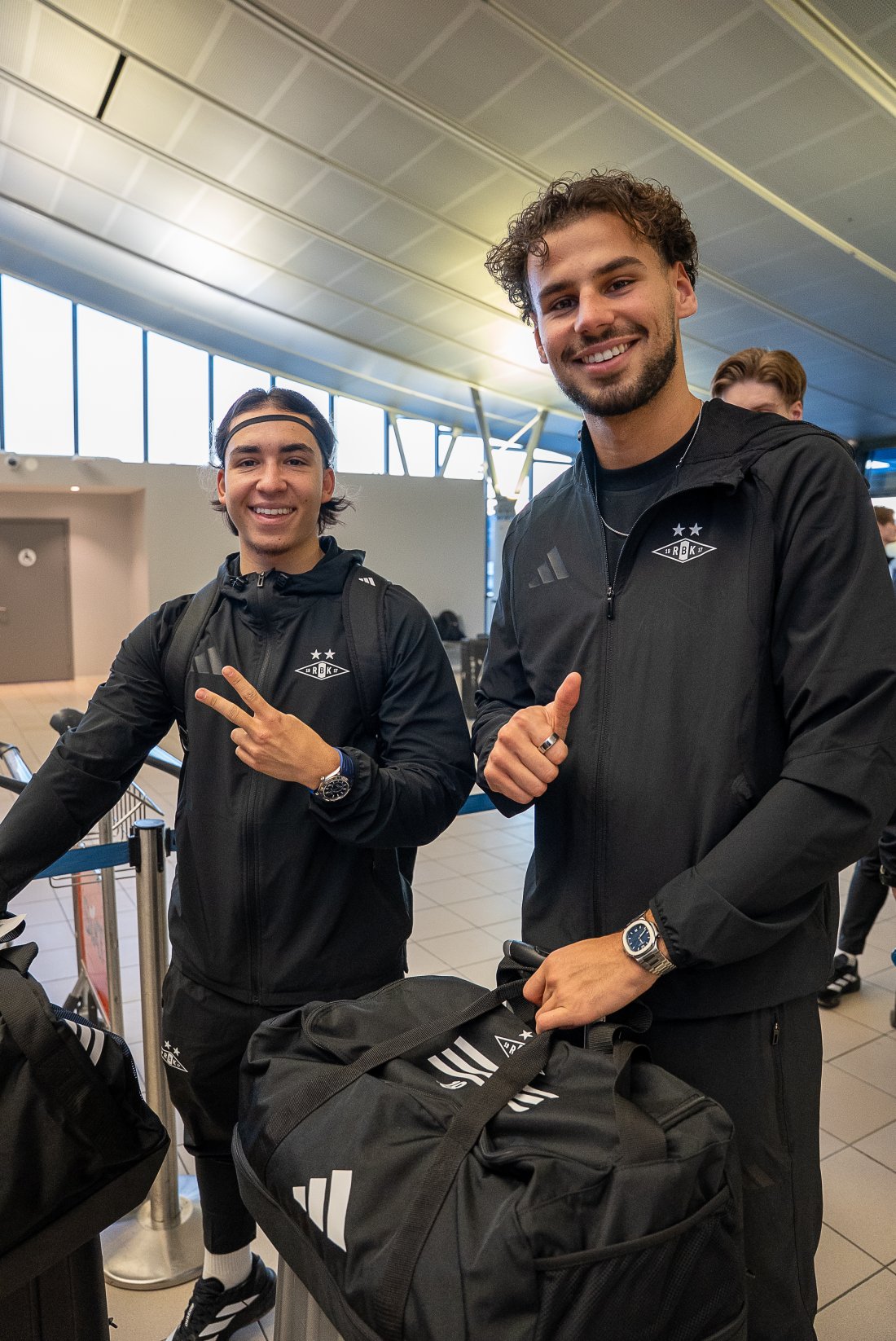 Noah Sahsah og Amin Chiakha klar for avreise mot Portugal.