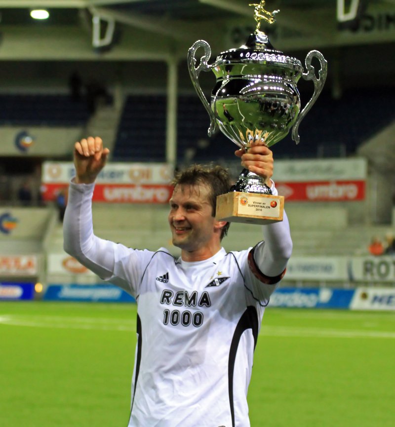 Kaptein Roar Strand hever trofeet etter Superfinalen.