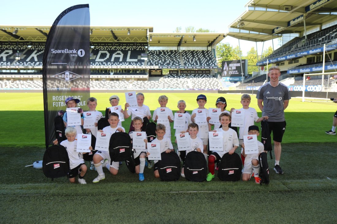 Her er noen av vinnerne av MOT-prisen som fikk en påskjønnelse på Lerkendal ved fotballskolens slutt i sommer. 